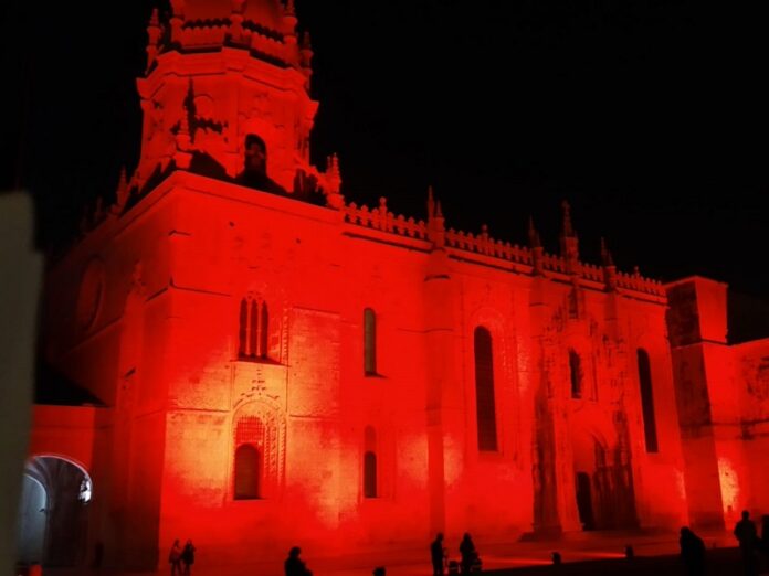 Cientos de iglesias y monumentos se iluminarán de rojo