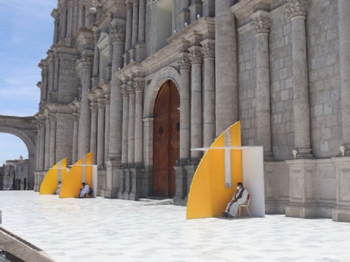 confesionarios en atrio Perú
