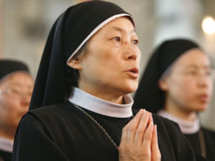 China fuerza a 8 monjas a abandonar su monasterio