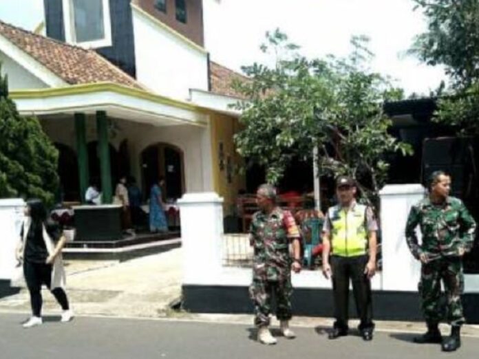 Voluntarios musulmanes protegen iglesias de Indonesia en Navidad