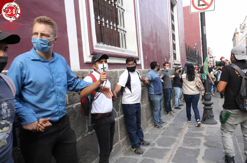 Ultrafeministas agreden a católicos de Puebla
