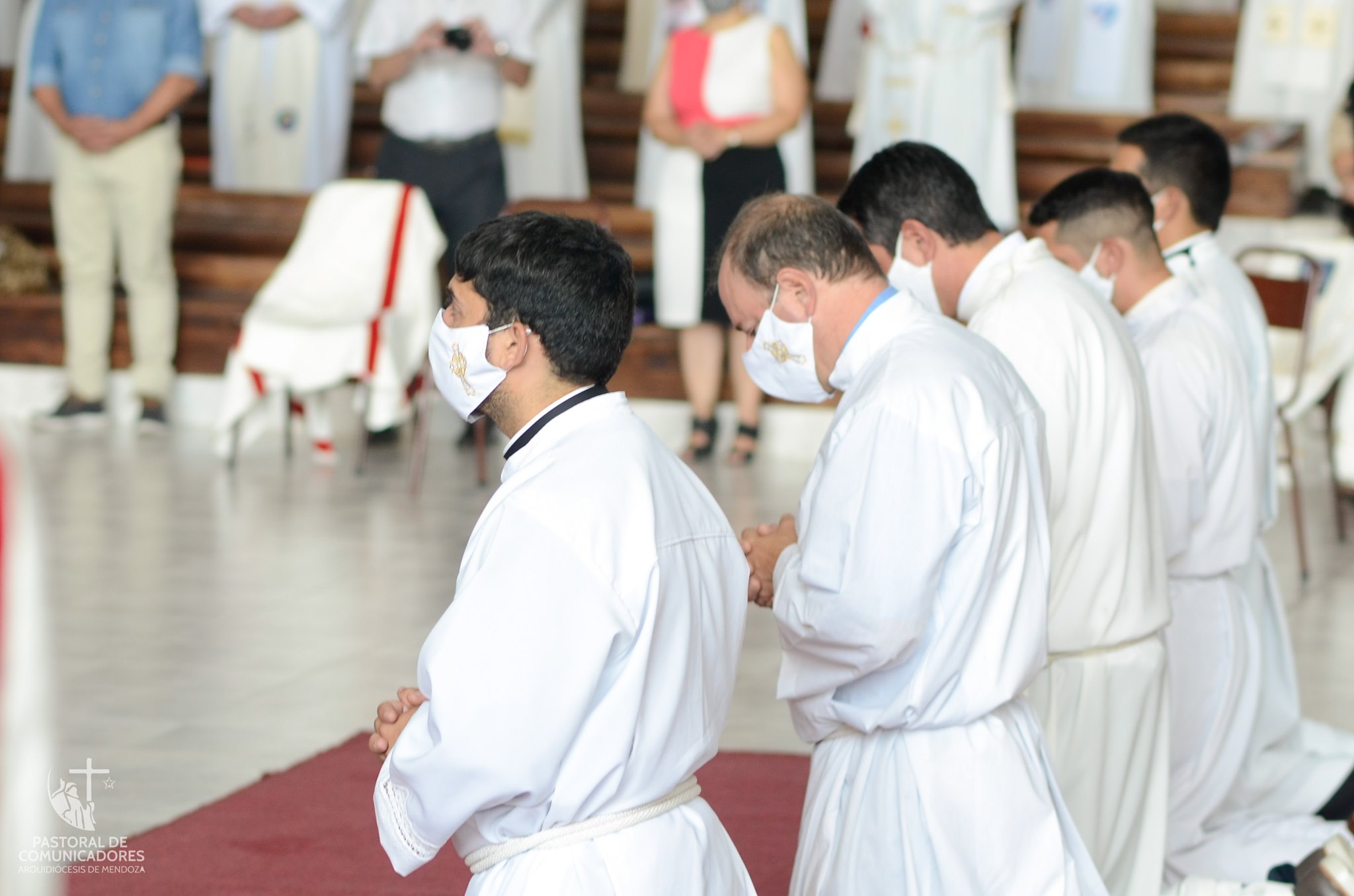 Arzobispo Colombo ordena 2 sacerdotes