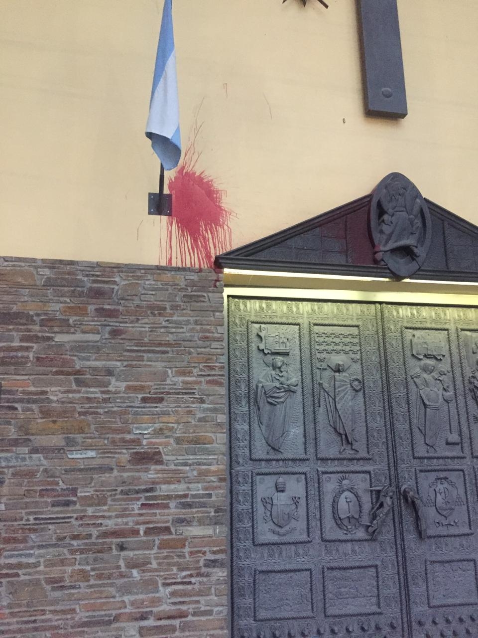 Catedral de San Juan vandalizada por ultrafeministas