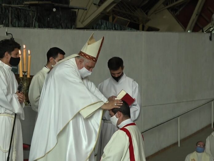 Arzobispo Colombo ordena 2 sacerdotes