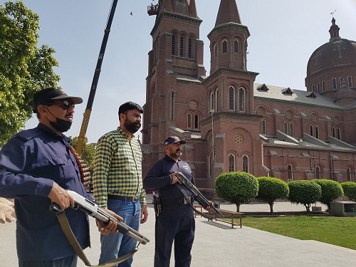 Católicos de Pakistán se ofrecen para defender