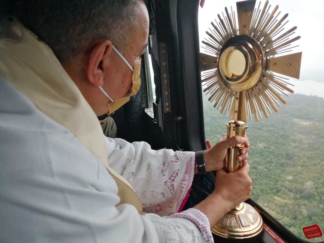 Arzobispo bendijo Panamá con el Santísimo