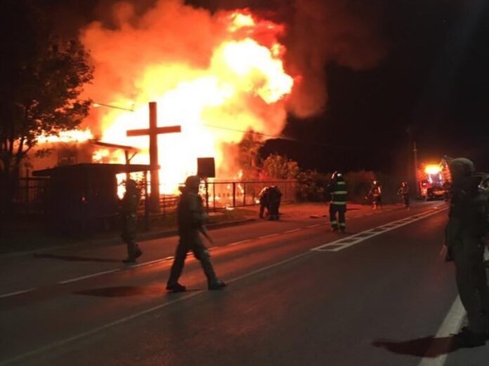 Incendian iglesia en Chile con bombas