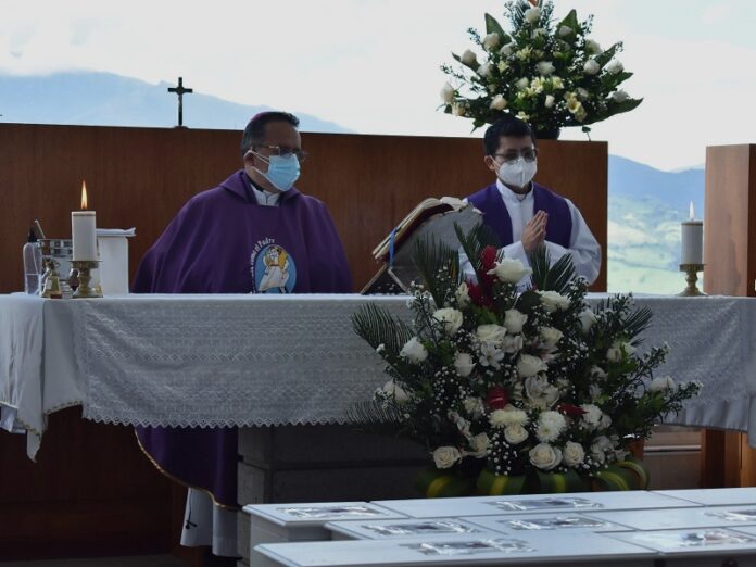 Iglesia en Ecuador da sepultura