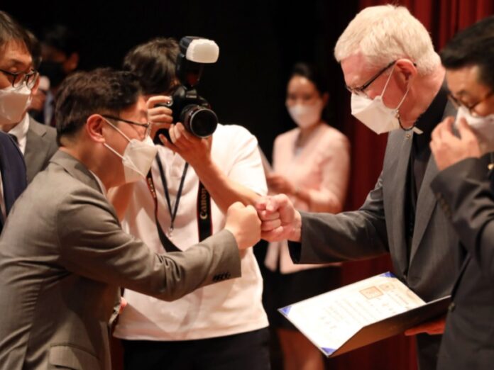 Corea del Sur premia a sacerdote