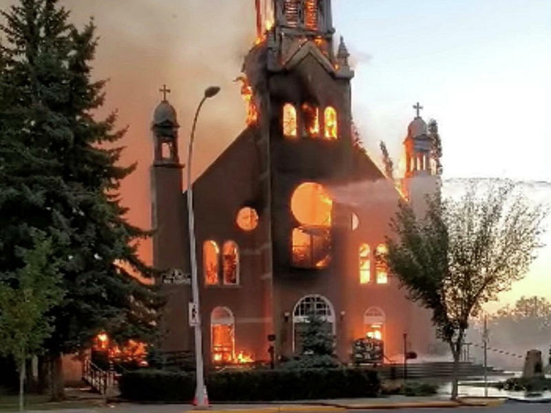 Al menos 10 iglesias fueron quemadas en Canadá