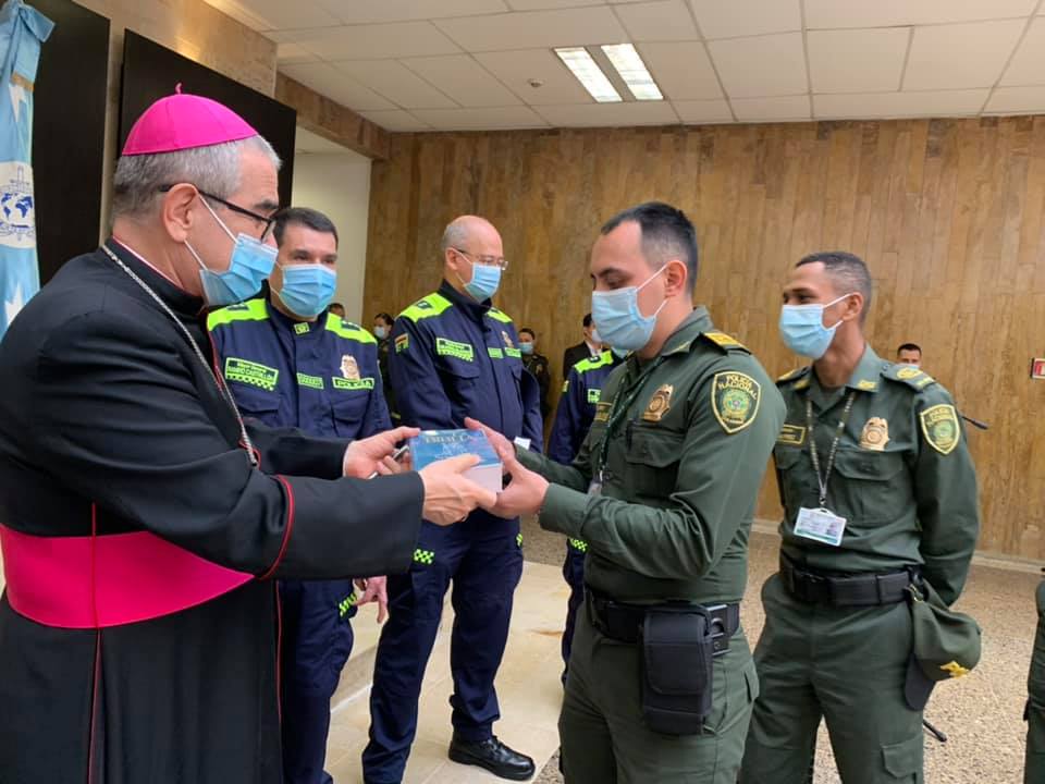 Obispo castrense de Colombia dona