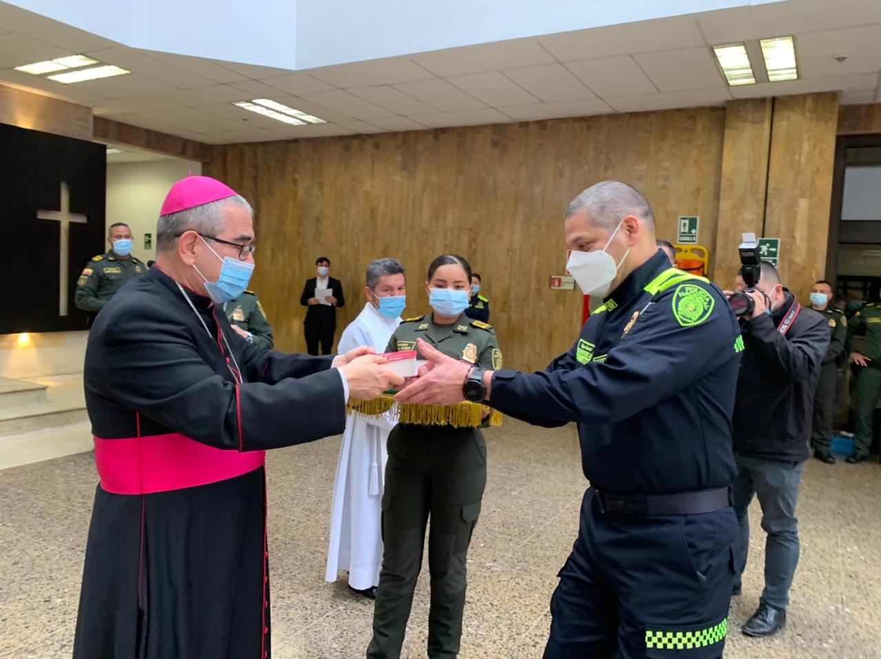 Obispo castrense de Colombia dona