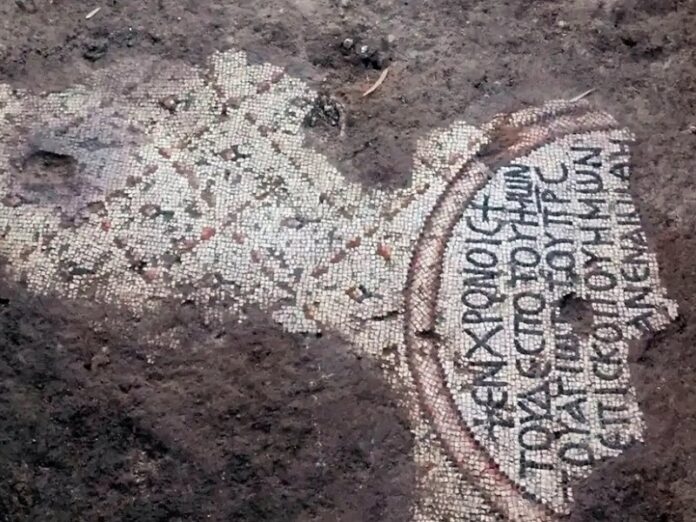 Arqueólogos descubren mosaicos que serían