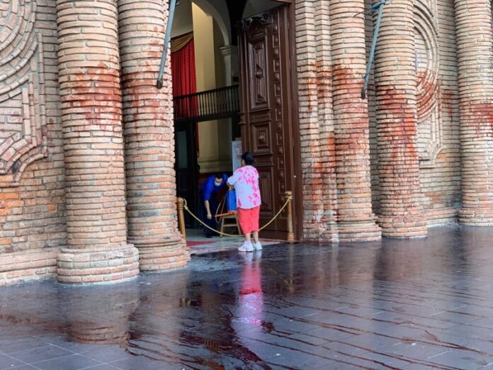 Ultrafeministas vandalizan catedral de Bolivia