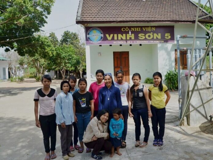 Religiosas en Vietnam asisten a huérfanos
