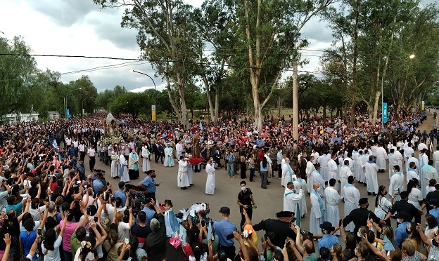 Miles participan de la procesión de la Virgen