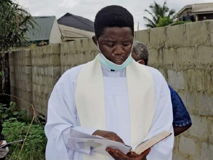 El sacerdote nigeriano Adeleke fue