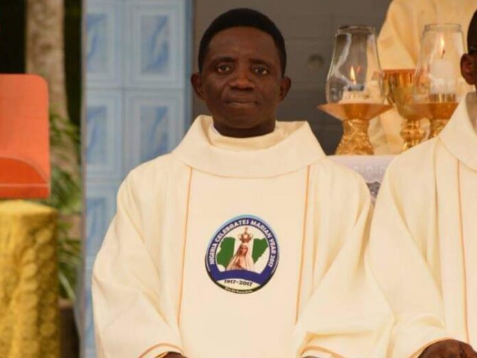 Asesinan a sacerdote en Nigeria cuando