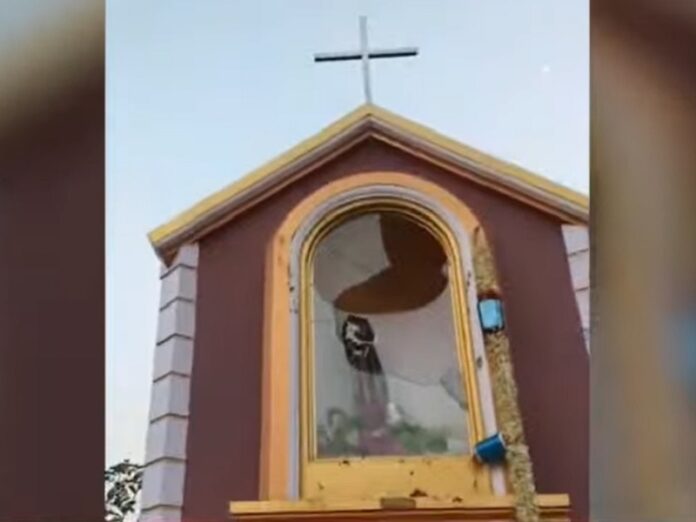 Vandalizan templo católico en India