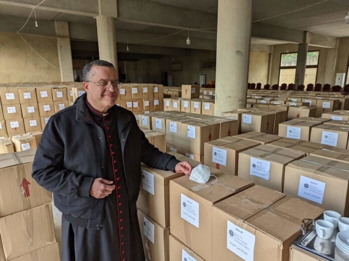 Iglesia en el Líbano entrega paquetes