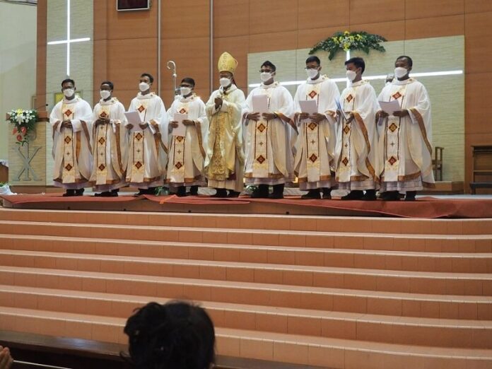 Iglesia en Indonesia ordena 8 sacerdotes