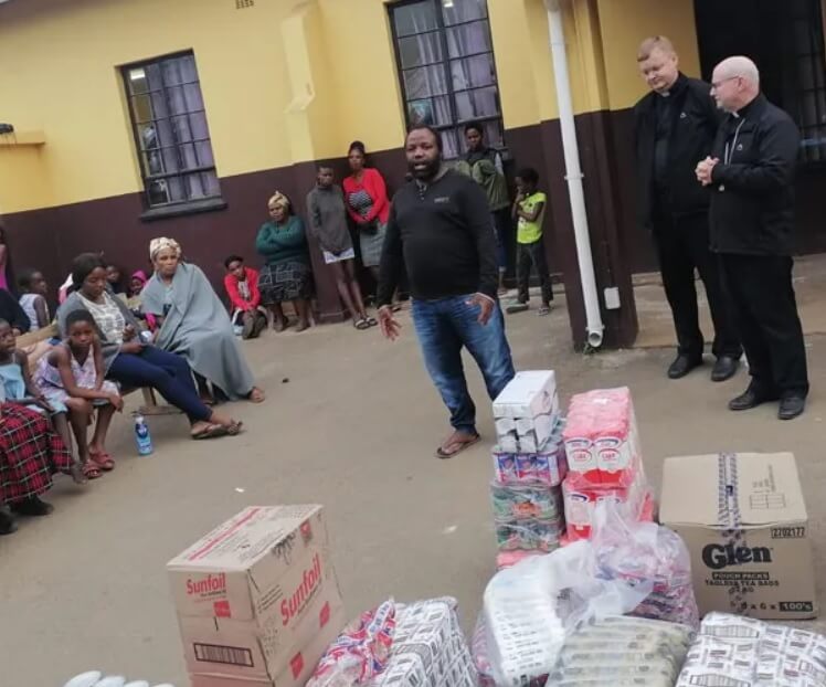 Iglesia en Sudáfrica alimenta a familias