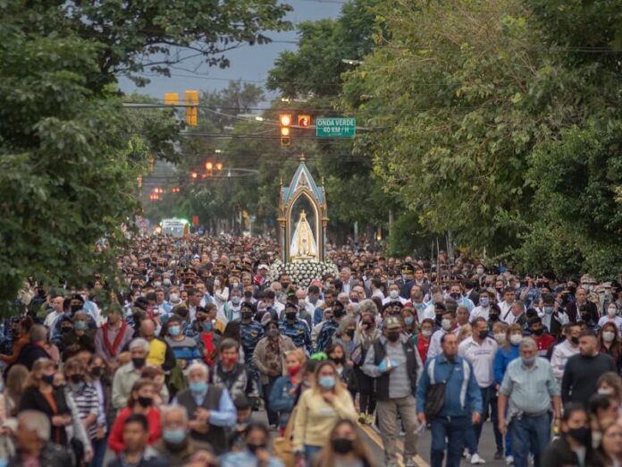 Miles de peregrinos participan en tradicional