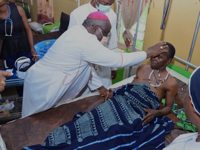 Obispos de Nigeria visitan a sobrevivientes