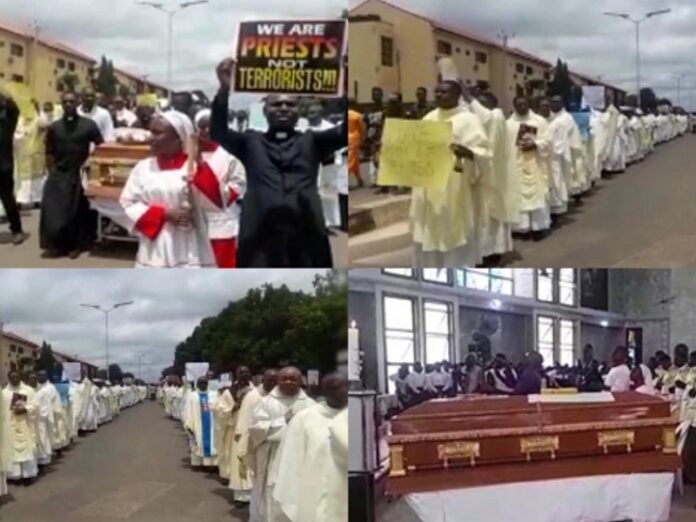 Más de 700 sacerdotes protestan con pancartas