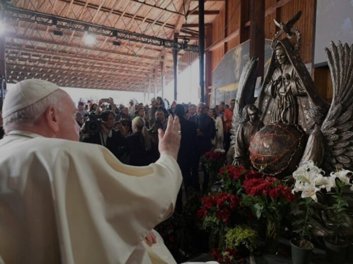 Francisco bendice una escultura de la Virgen