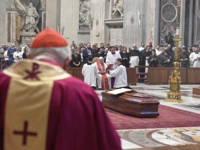 Francisco participa en funeral de cardenal
