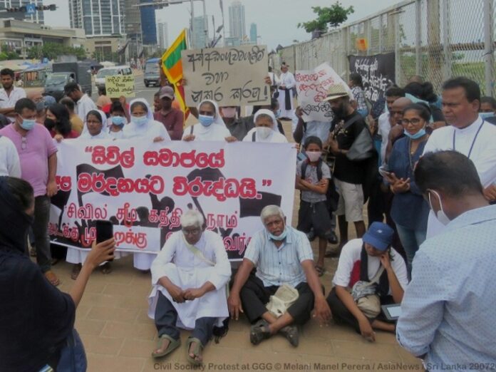 Policía de Sri Lanka irrumpe en templo