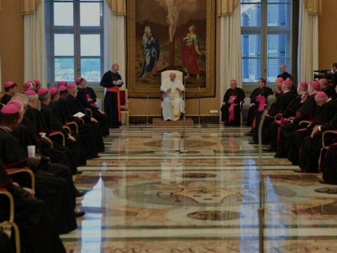 Francisco se reúne con nuncios en Vaticano