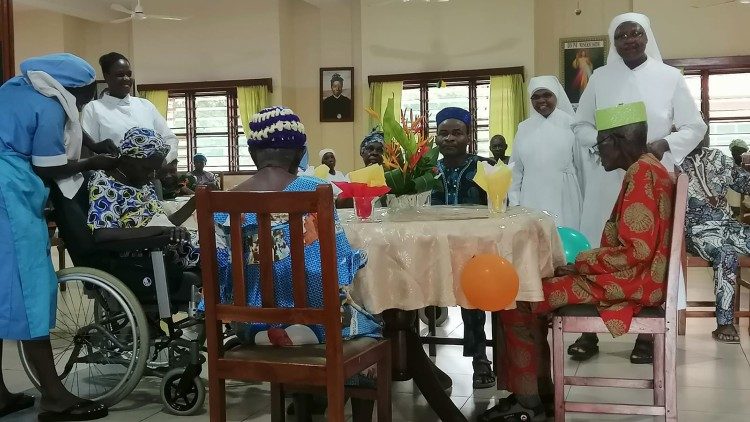 Religiosas en Benín asisten a ancianos