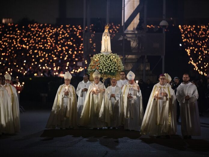 Miles de peregrinos procesionan a luz