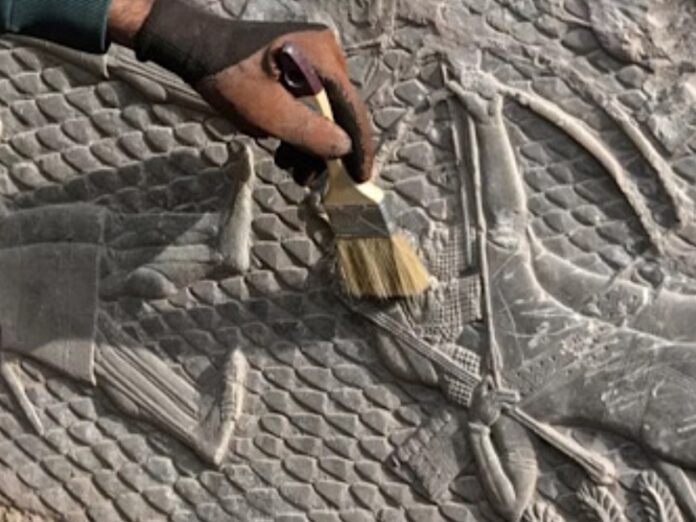 Encuentran esculturas asirias de 2.700