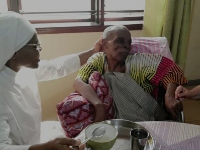 Religiosas en Benín asisten a ancianos