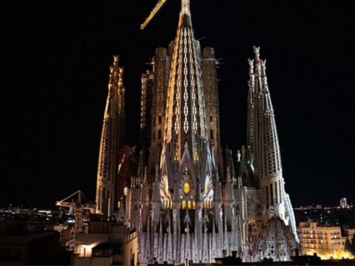 Sagrada Familia de Barcelona es iglesia