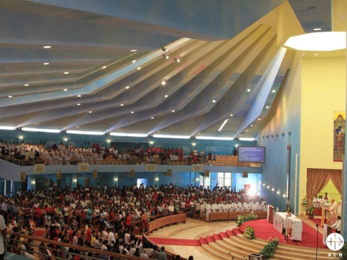 Más de 13% de población de Qatar son cristianos