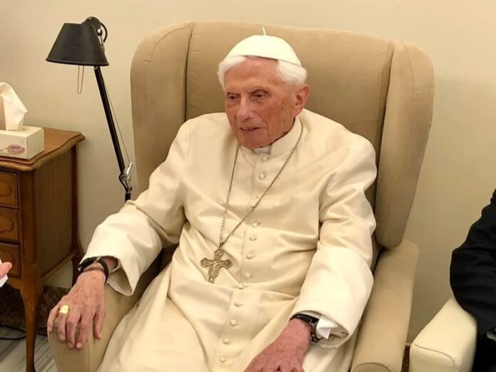 Santa Sede: «Benedicto XVI está