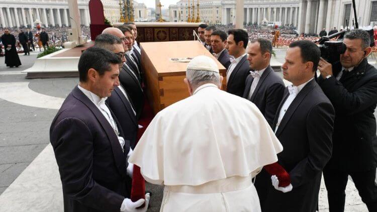 Cientos de miles dieron el adiós a Benedicto XVI
