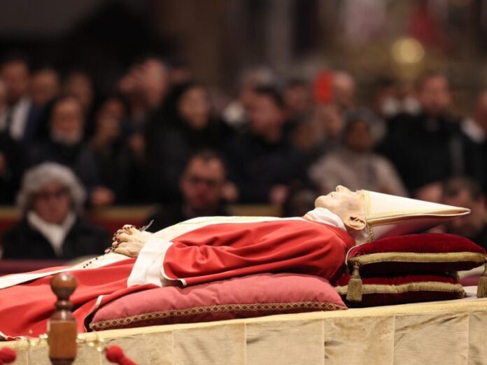 Papa Emérito va a ser enterrado con casulla