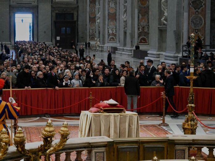 Dónde y a qué hora ver el funeral de Benedicto XVI