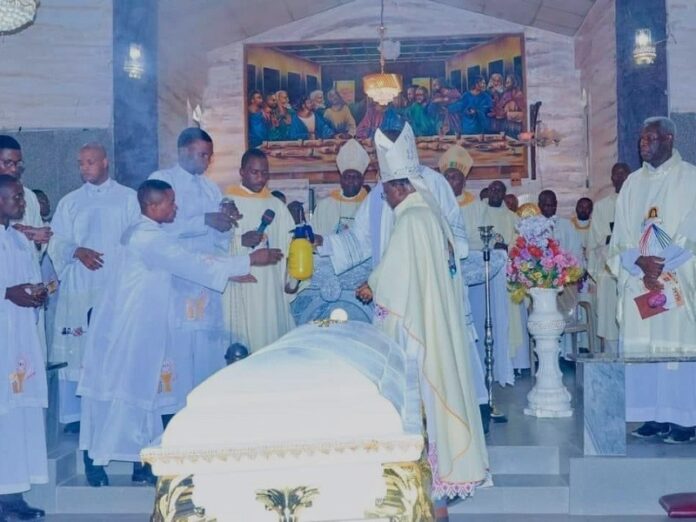 Nigeria homenajea a sacerdote quemado