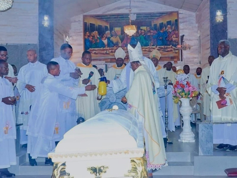 Nigeria homenajea a sacerdote quemado vivo: VenL