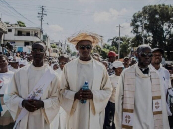 Raptan a otro sacerdote en Haití