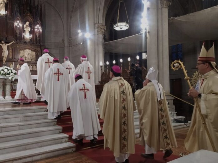 14 obispos del mundo asisten a