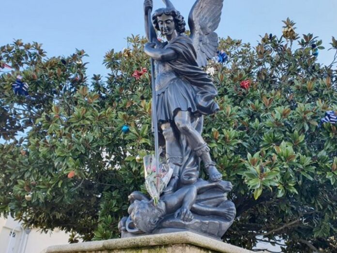 Francia elimina estatua de san Miguel
