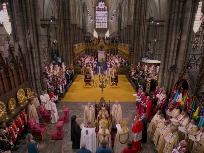 Histórica representación papal en coronación