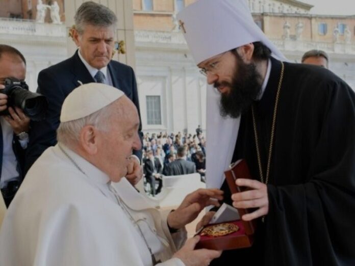 Francisco saluda a metropolita ortodoxo